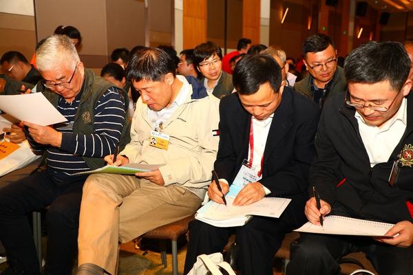 会员代表认真填写选票 会员代表认真填写选票